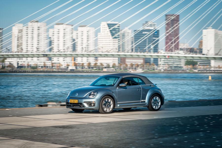  Volkswagen Beetle Convertible Denim 2016 года  (фото 24 из 41)